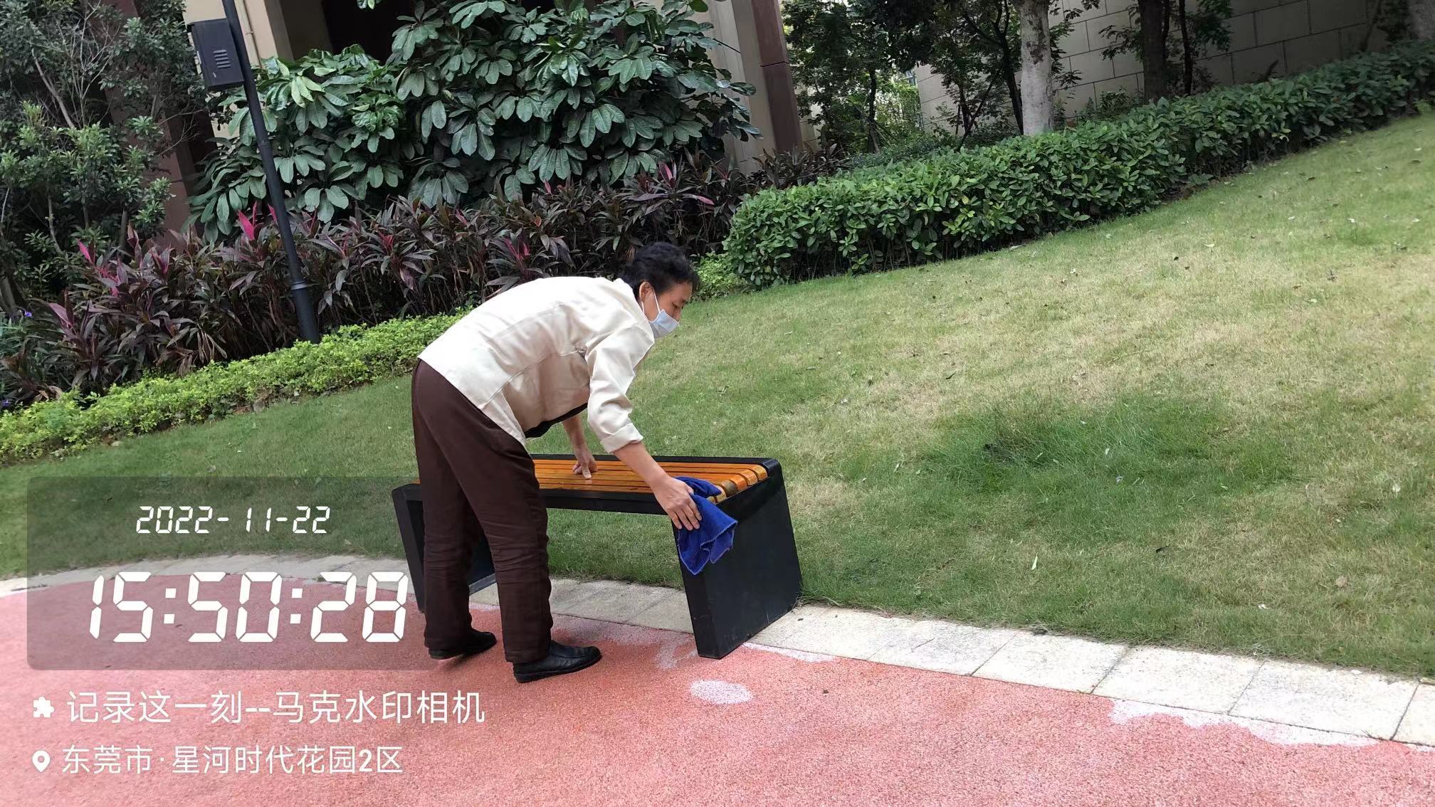 園區(qū)保潔員、園林綠化工作人員：揮汗如雨呵護(hù)綠色風(fēng)景線